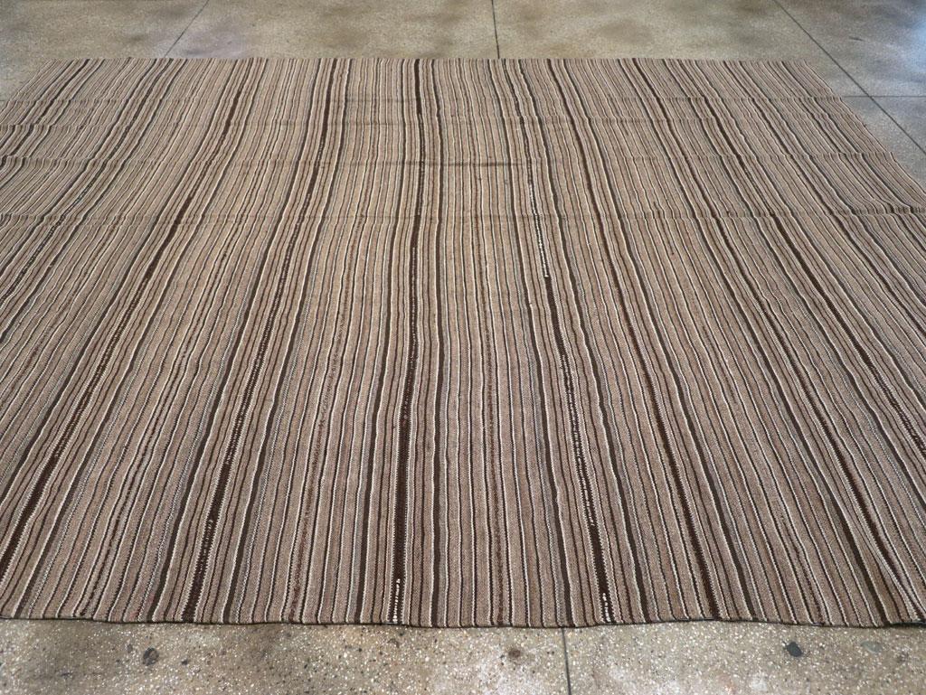Mid-20th Century Turkish Flatweave Kilim Room Size Carpet Tejido a mano en venta