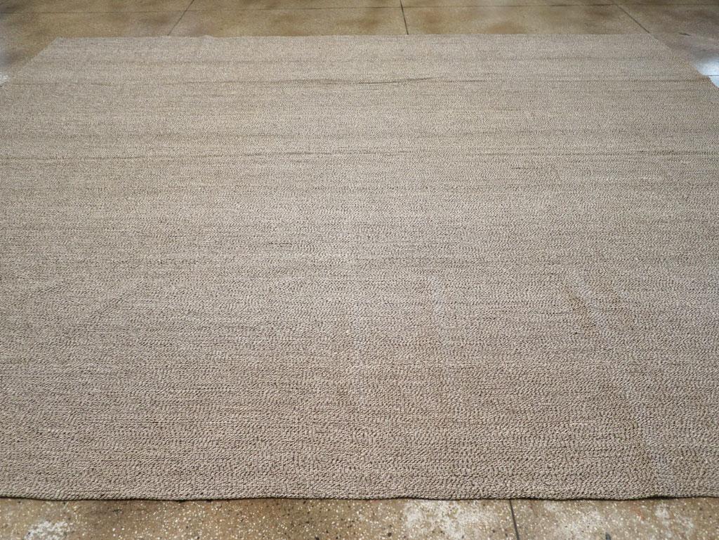 Tessuto a mano Tappeto Kilim turco a trama piatta della metà del 20° secolo, di dimensioni pari a una stanza in vendita