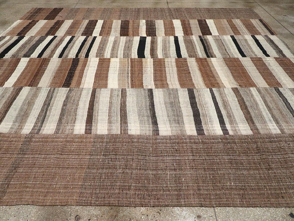 Tessuto a mano Tappeto Kilim turco a trama piatta della metà del 20° secolo, di dimensioni pari a una stanza in vendita