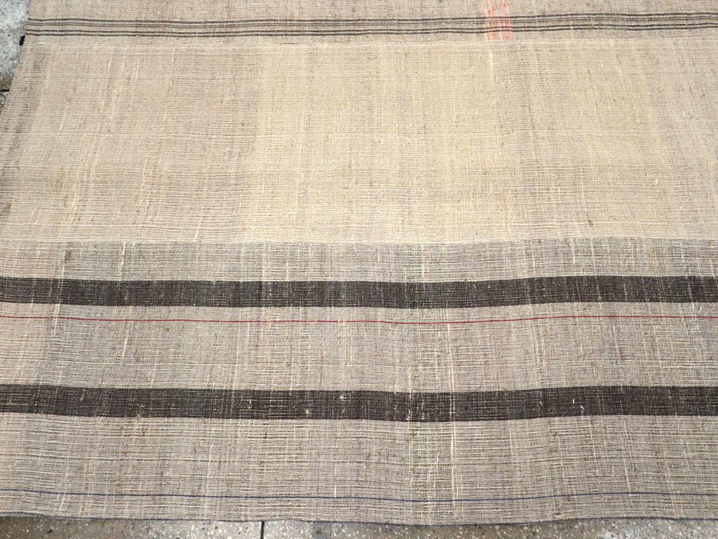 Mitte des 20. Jahrhunderts Türkischer Flachgewebe-Kilim Teppich in Raumgröße im Zustand „Hervorragend“ im Angebot in New York, NY