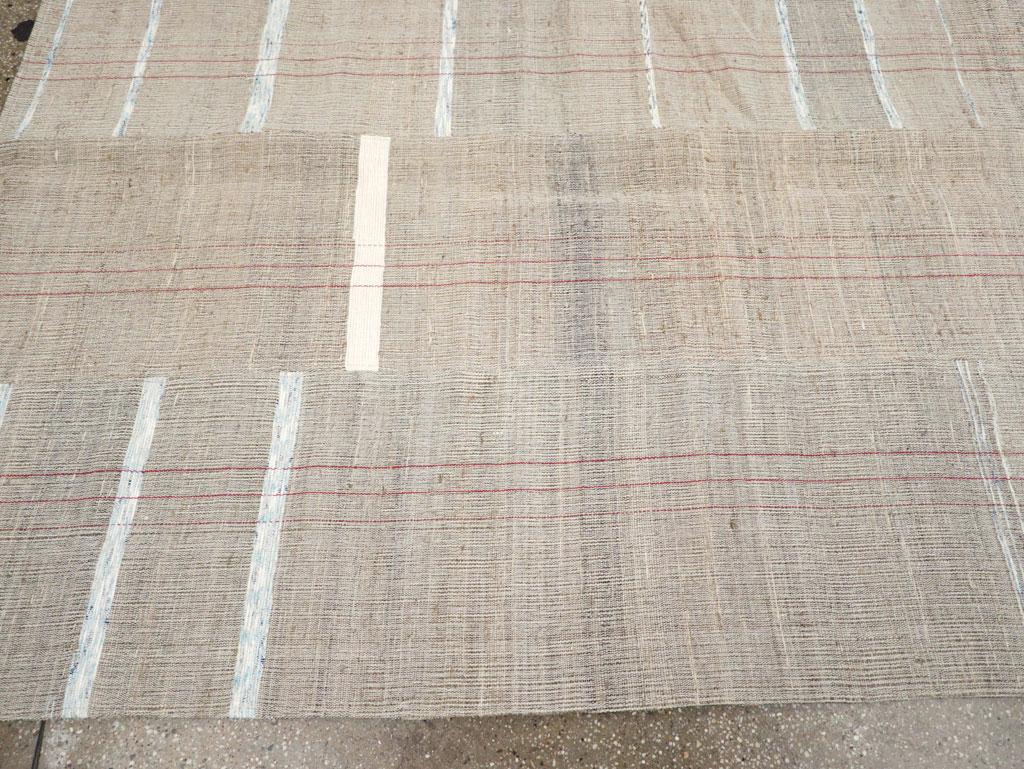Tappeto Kilim turco a trama piatta della metà del 20° secolo, di dimensioni pari a una stanza In condizioni ottime in vendita a New York, NY