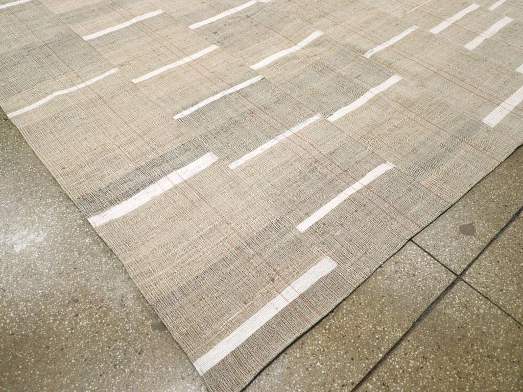 Tappeto Kilim turco a trama piatta della metà del 20° secolo, di dimensioni pari a una stanza In condizioni ottime in vendita a New York, NY