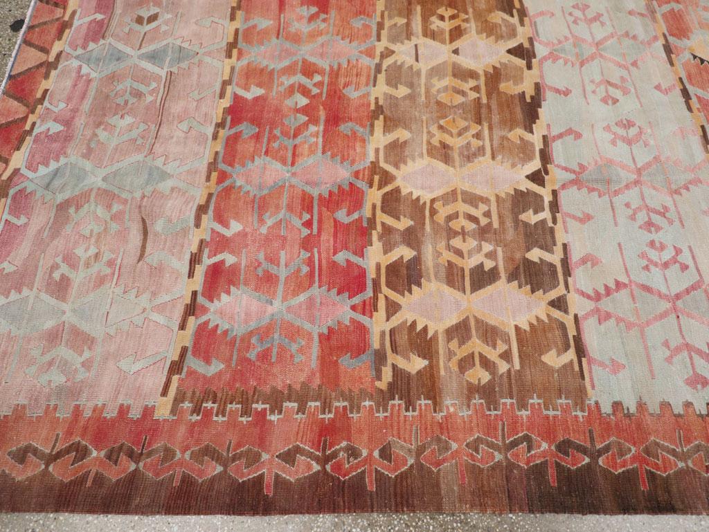 Alfombra Kilim turca de tejido plano de mediados del siglo XX, tamaño habitación en Excelente estado para la venta en New York, NY