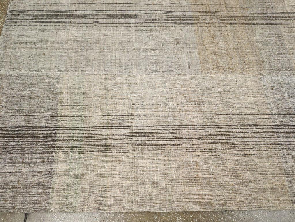 Mitte des 20. Jahrhunderts Türkischer Flachgewebe-Kilim Teppich in Raumgröße im Zustand „Hervorragend“ im Angebot in New York, NY