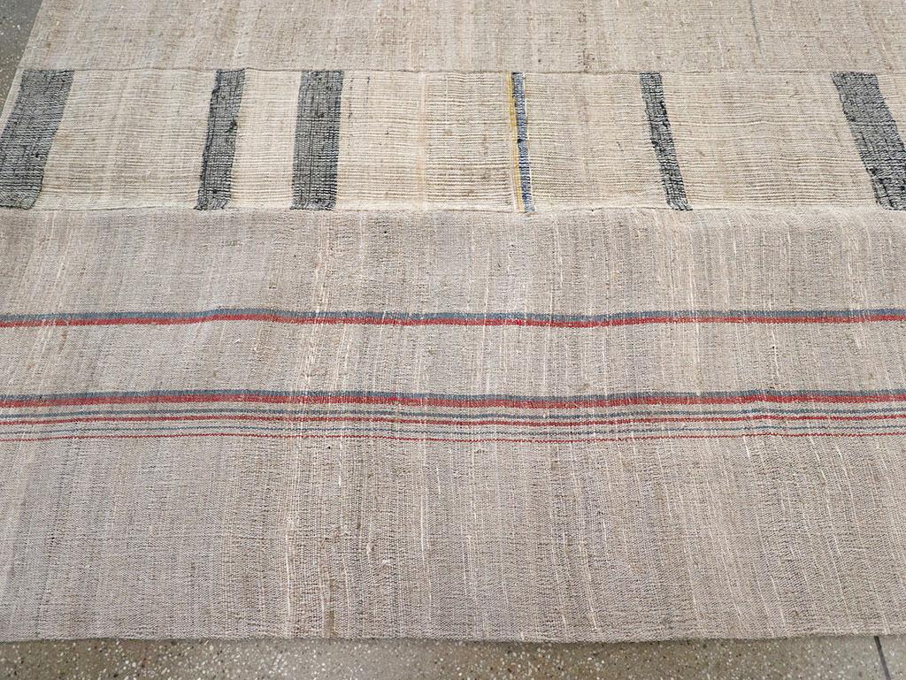 Tappeto Kilim turco a trama piatta della metà del 20° secolo, di dimensioni pari a una stanza In condizioni ottime in vendita a New York, NY