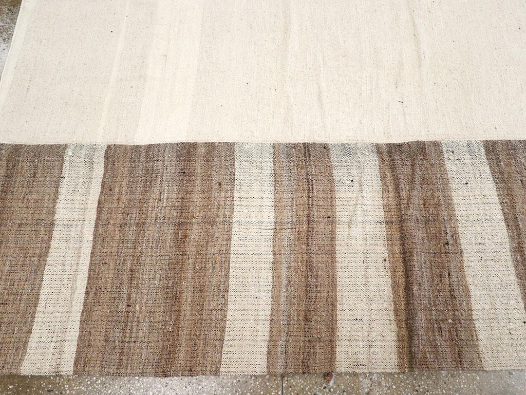 Tappeto Kilim turco a trama piatta della metà del 20° secolo, di dimensioni pari a una stanza In condizioni ottime in vendita a New York, NY