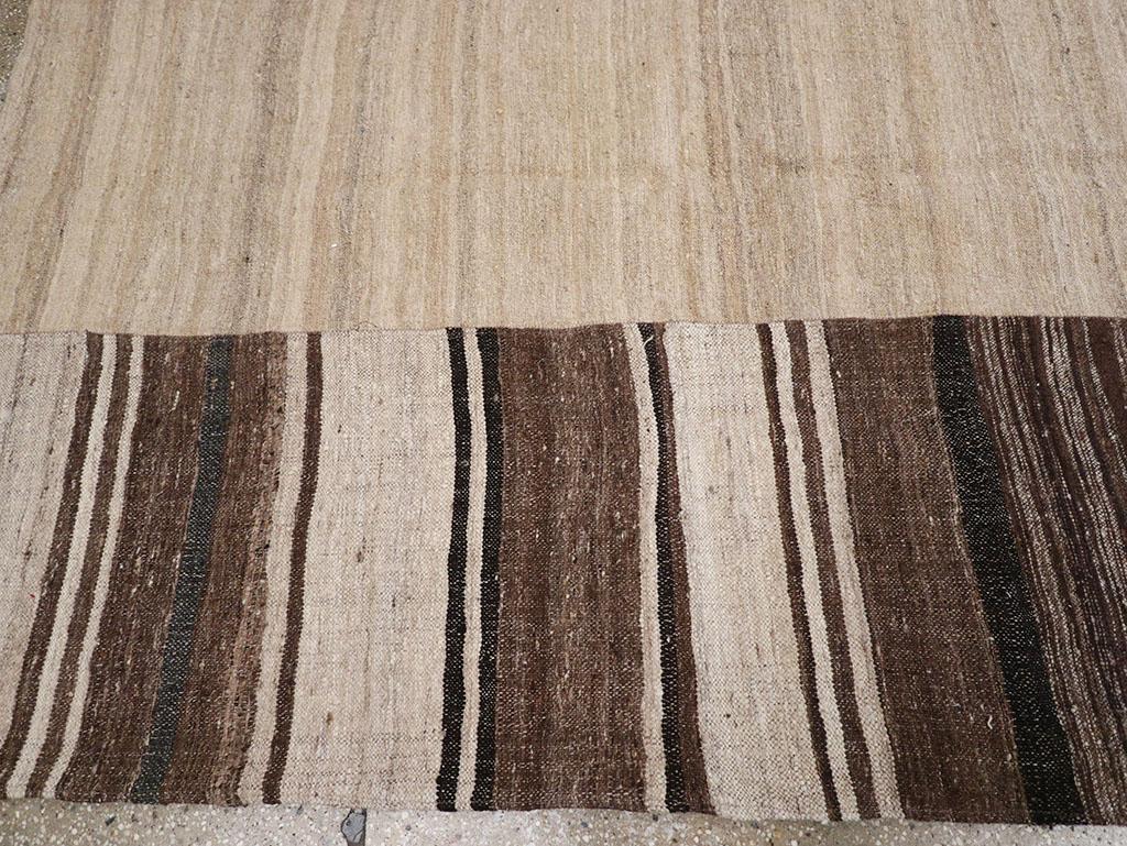 Mitte des 20. Jahrhunderts Türkischer Flachgewebe-Kilim Teppich in Raumgröße im Zustand „Hervorragend“ im Angebot in New York, NY