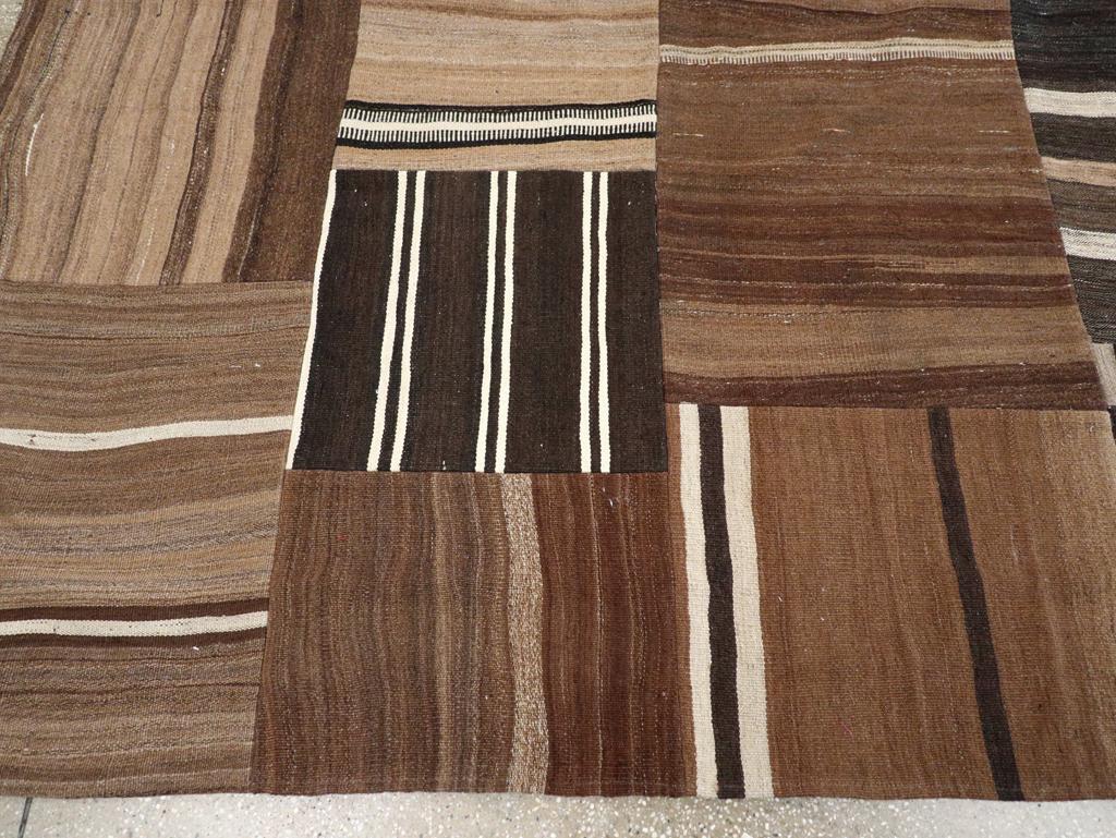 Tappeto Kilim turco a trama piatta della metà del 20° secolo, di dimensioni pari a una stanza In condizioni ottime in vendita a New York, NY