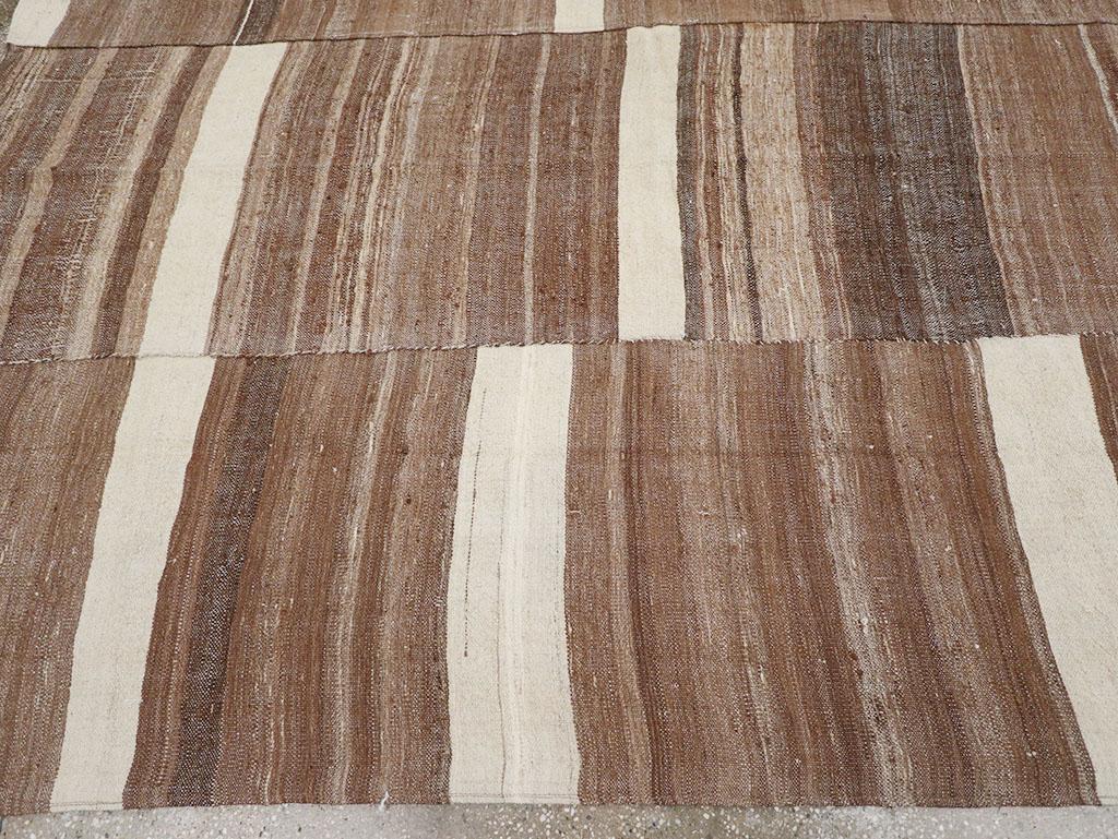 Tappeto Kilim turco a trama piatta della metà del 20° secolo, di dimensioni pari a una stanza In condizioni ottime in vendita a New York, NY