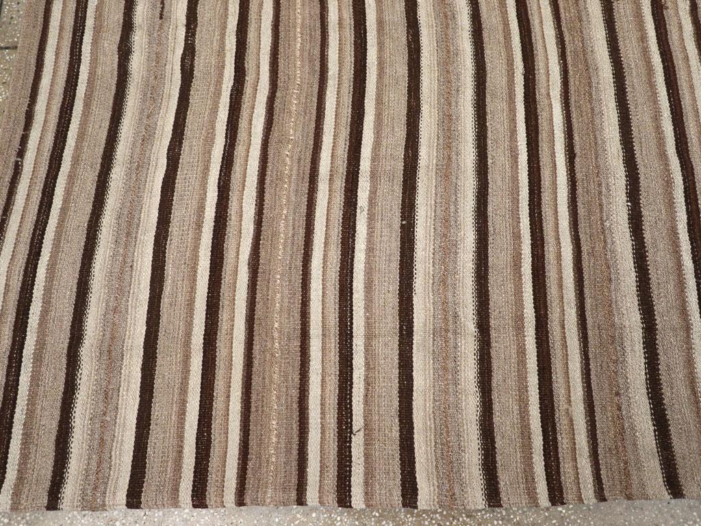 Tappeto Kilim turco a trama piatta della metà del 20° secolo, di dimensioni pari a una stanza In condizioni ottime in vendita a New York, NY
