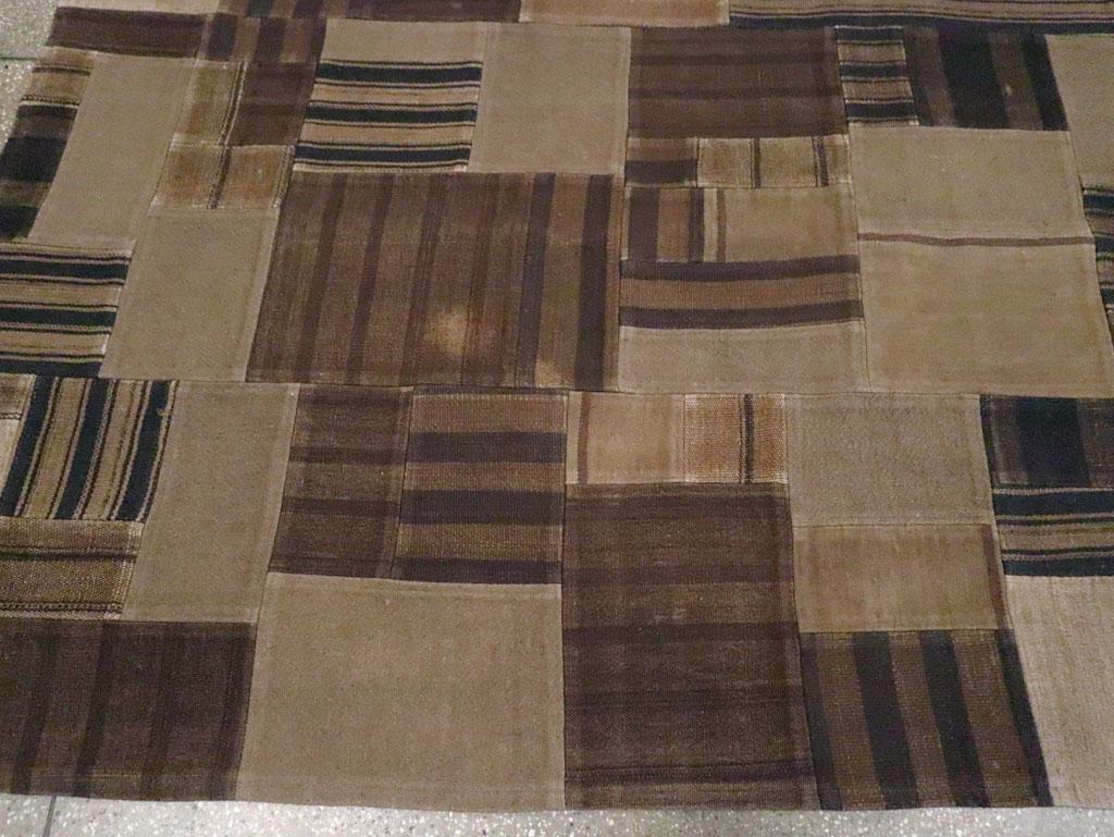 Tappeto Kilim turco a trama piatta della metà del 20° secolo, di dimensioni pari a una stanza In condizioni ottime in vendita a New York, NY