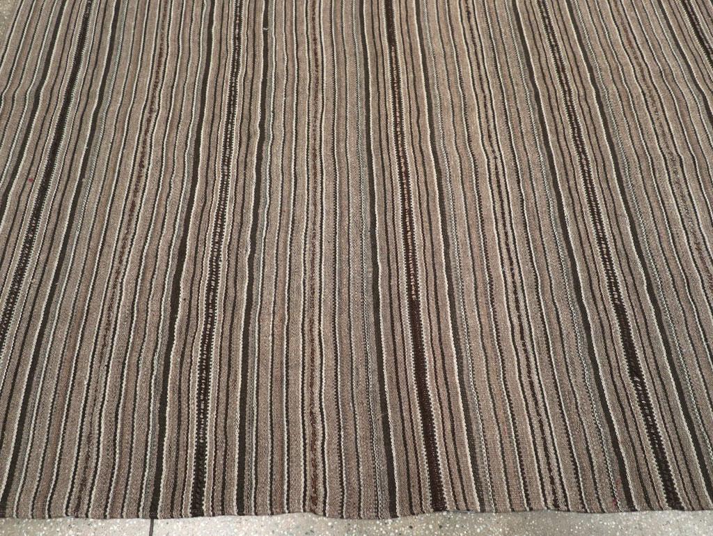 Mid-20th Century Turkish Flatweave Kilim Room Size Carpet en Excelente estado para la venta en New York, NY