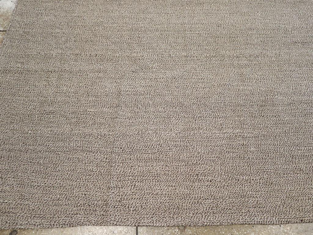 Tappeto Kilim turco a trama piatta della metà del 20° secolo, di dimensioni pari a una stanza In condizioni ottime in vendita a New York, NY