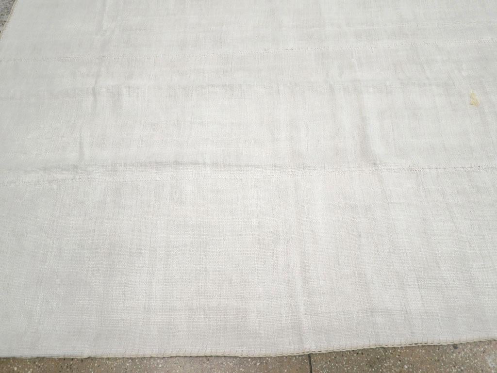 Mitte des 20. Jahrhunderts Türkischer Flachgewebe-Kilim Teppich in Raumgröße im Zustand „Hervorragend“ im Angebot in New York, NY