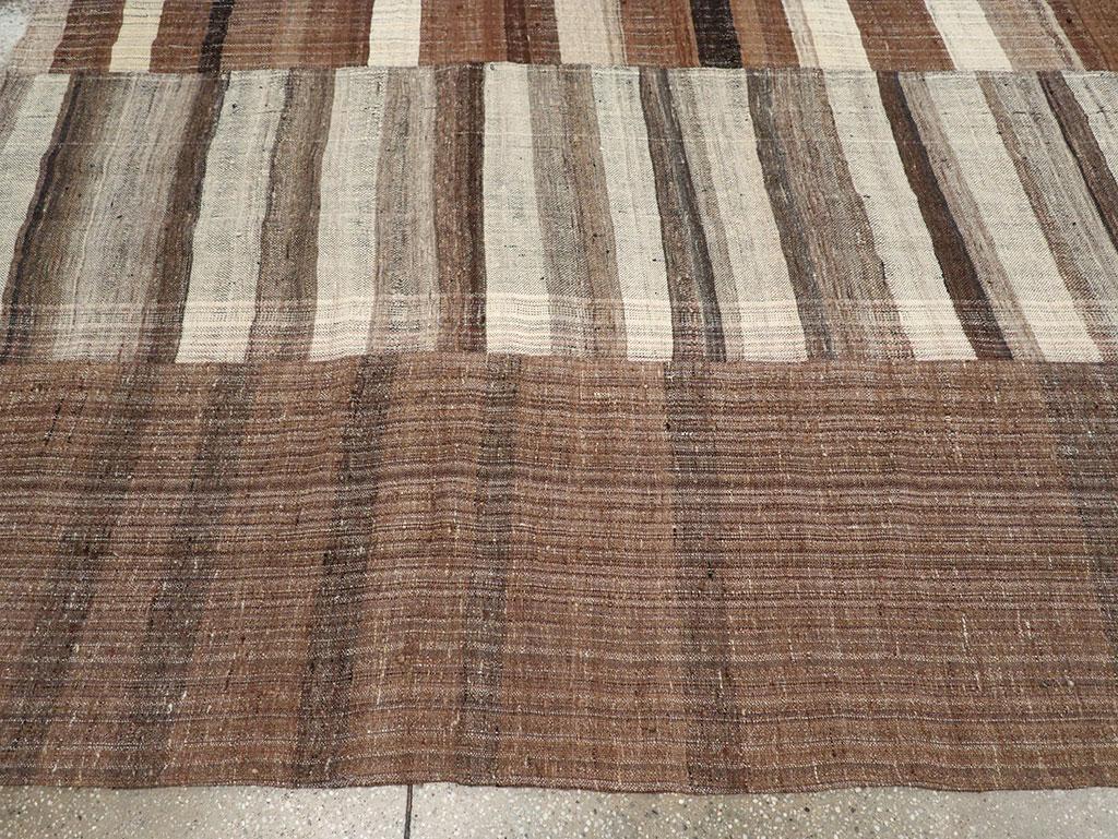 Tappeto Kilim turco a trama piatta della metà del 20° secolo, di dimensioni pari a una stanza In condizioni ottime in vendita a New York, NY
