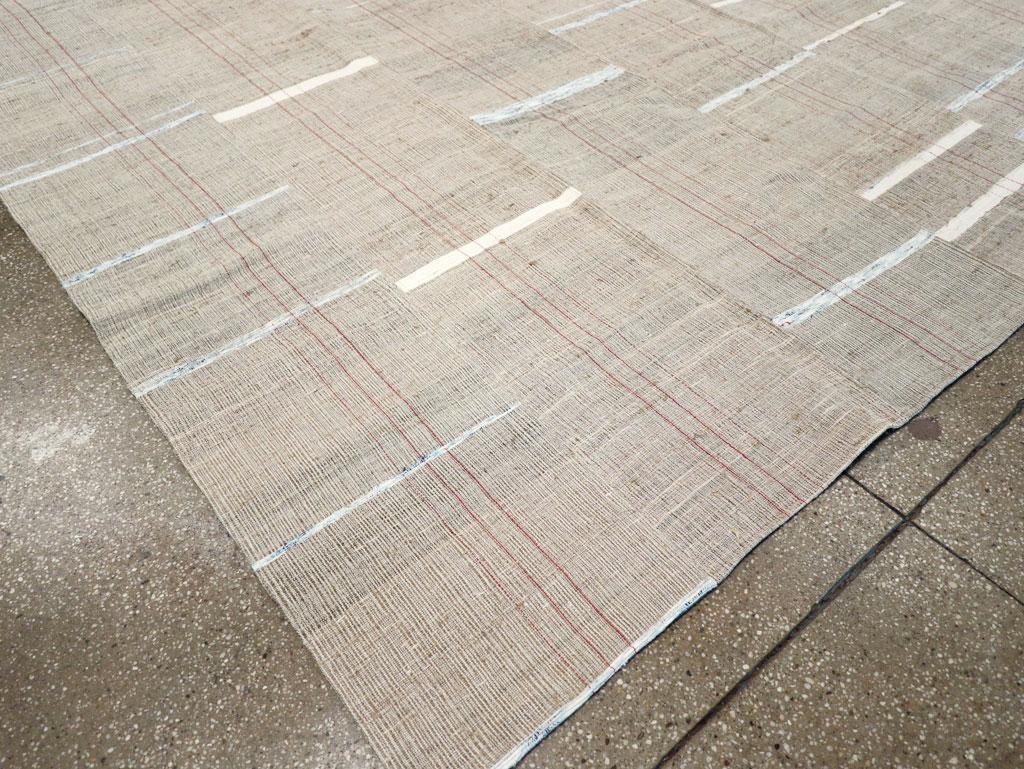 XX secolo Tappeto Kilim turco a trama piatta della metà del 20° secolo, di dimensioni pari a una stanza in vendita