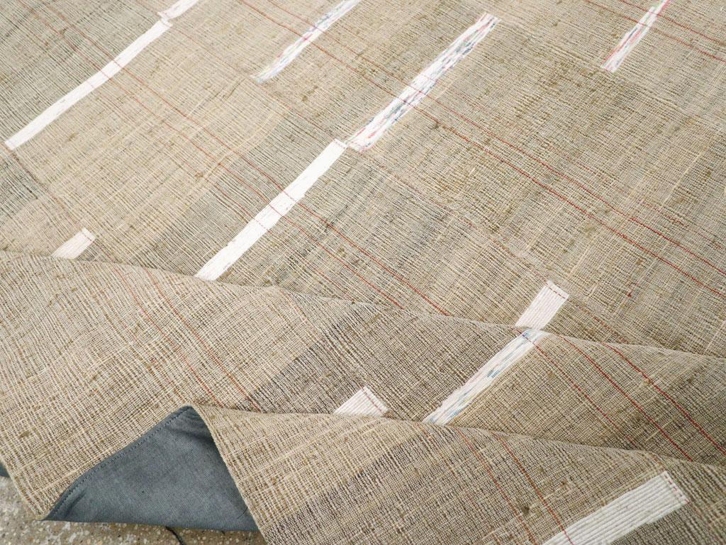 XX secolo Tappeto Kilim turco a trama piatta della metà del 20° secolo, di dimensioni pari a una stanza in vendita