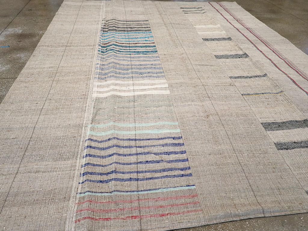 XX secolo Tappeto Kilim turco a trama piatta della metà del 20° secolo, di dimensioni pari a una stanza in vendita