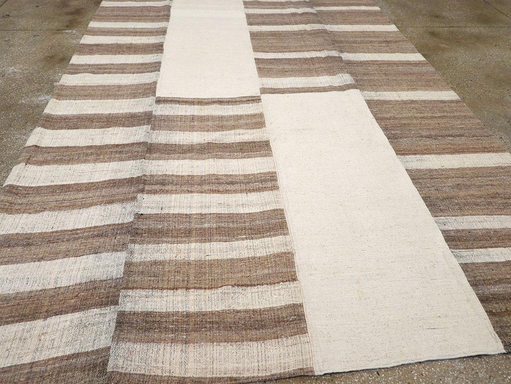 XX secolo Tappeto Kilim turco a trama piatta della metà del 20° secolo, di dimensioni pari a una stanza in vendita