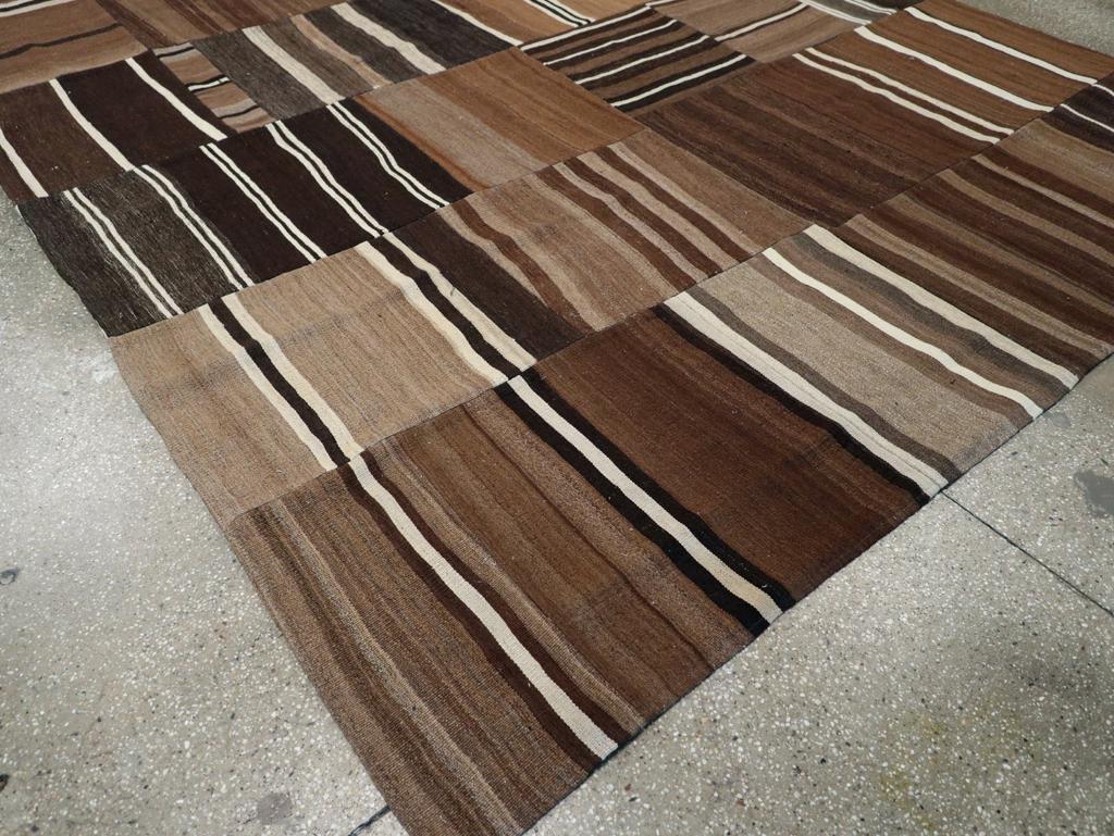 XX secolo Tappeto Kilim turco a trama piatta della metà del 20° secolo, di dimensioni pari a una stanza in vendita