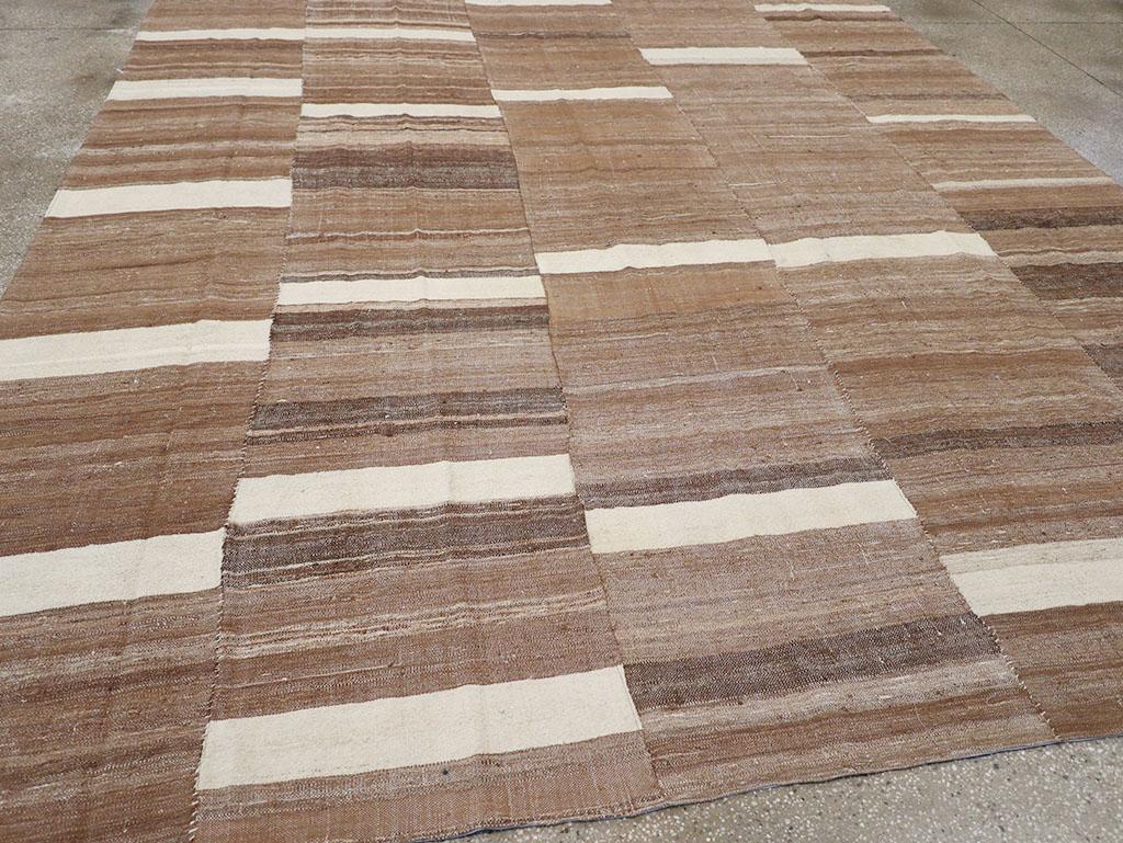 XX secolo Tappeto Kilim turco a trama piatta della metà del 20° secolo, di dimensioni pari a una stanza in vendita
