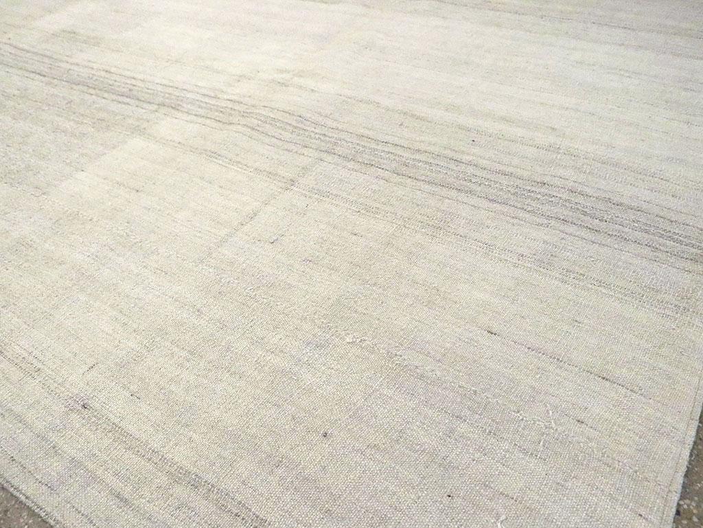 XXI secolo e contemporaneo Tappeto Kilim turco a trama piatta della metà del 20° secolo, di dimensioni pari a una stanza in vendita