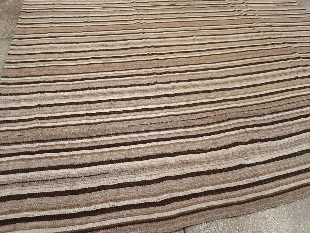 XX secolo Tappeto Kilim turco a trama piatta della metà del 20° secolo, di dimensioni pari a una stanza in vendita