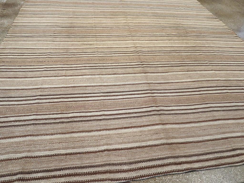 Mid-20th Century Turkish Flatweave Kilim Room Size Carpet For Sale 1