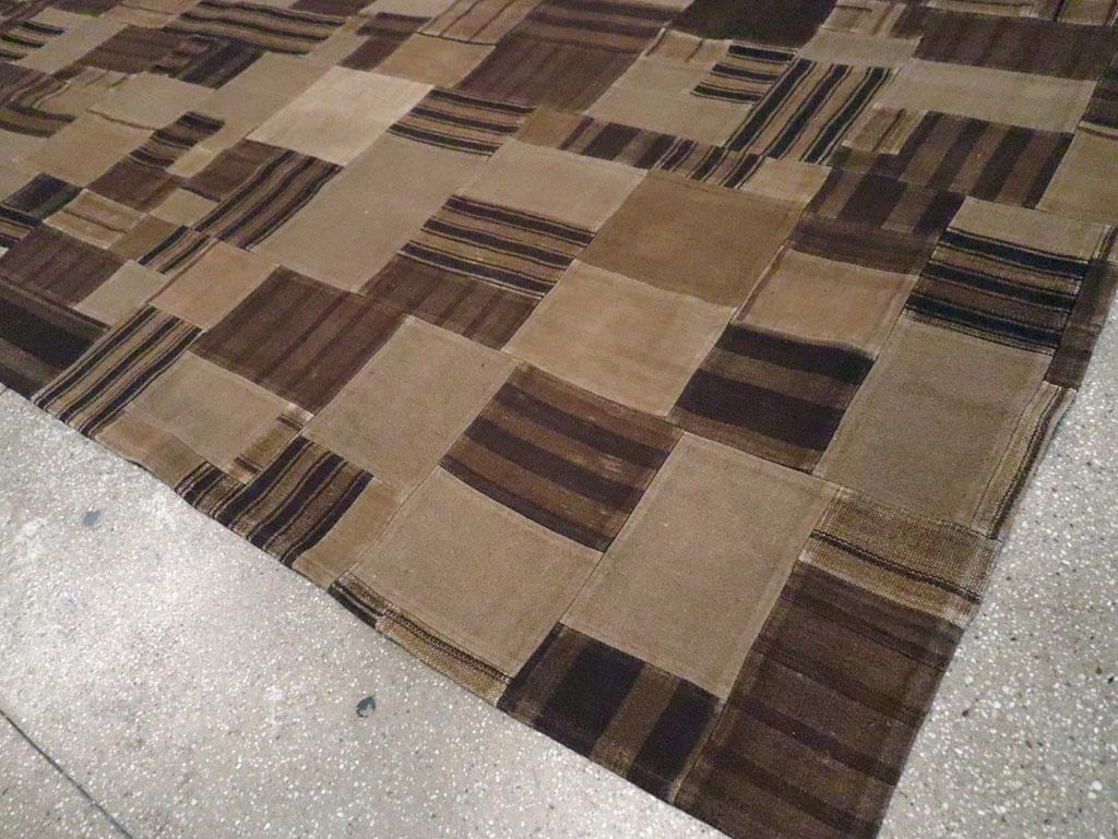 XX secolo Tappeto Kilim turco a trama piatta della metà del 20° secolo, di dimensioni pari a una stanza in vendita