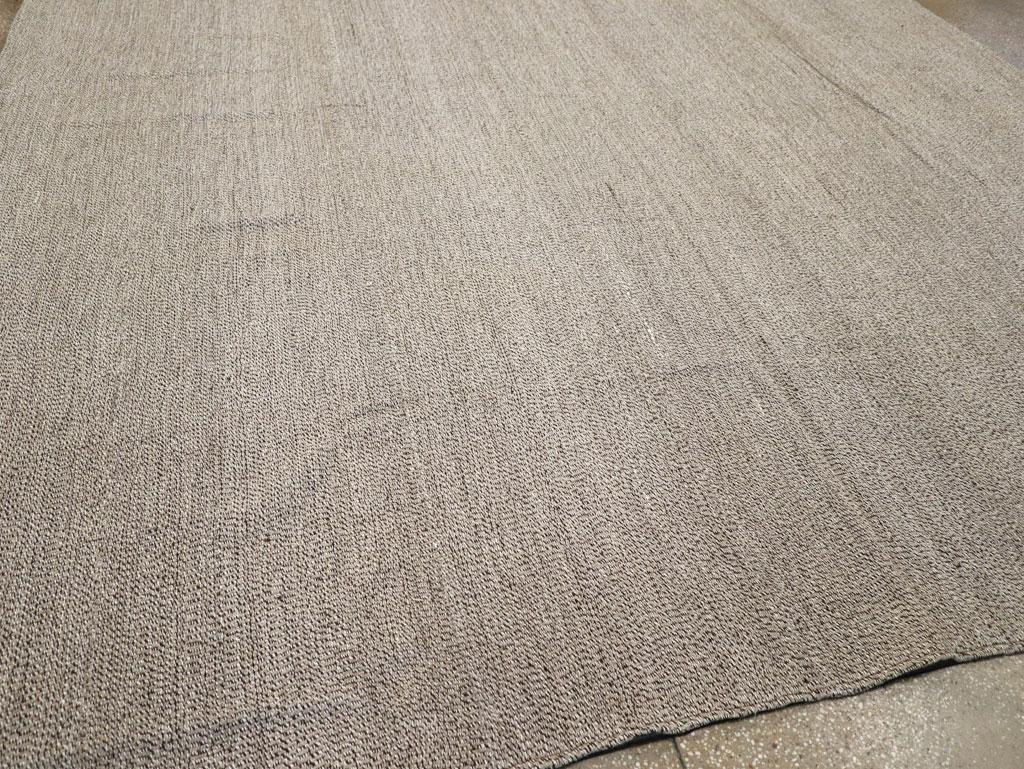 XX secolo Tappeto Kilim turco a trama piatta della metà del 20° secolo, di dimensioni pari a una stanza in vendita