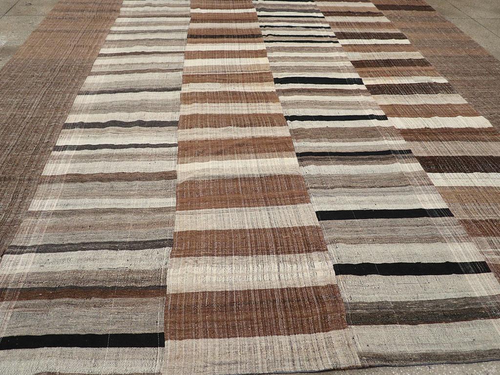 XX secolo Tappeto Kilim turco a trama piatta della metà del 20° secolo, di dimensioni pari a una stanza in vendita