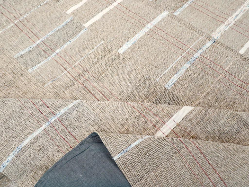Lana Tappeto Kilim turco a trama piatta della metà del 20° secolo, di dimensioni pari a una stanza in vendita