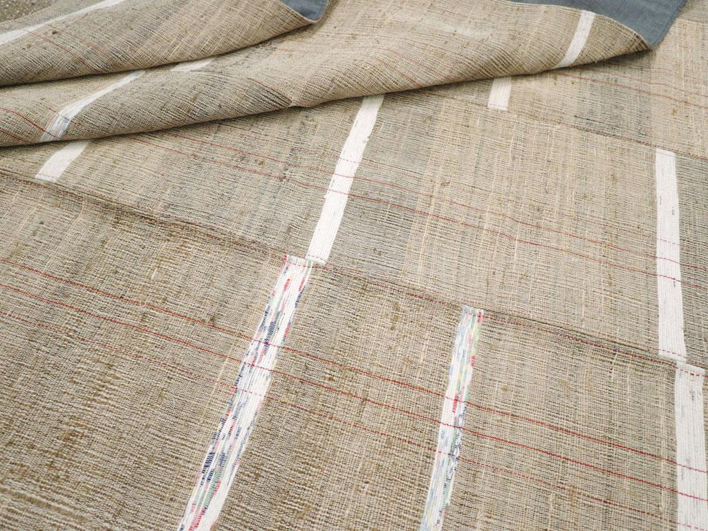 Lana Tappeto Kilim turco a trama piatta della metà del 20° secolo, di dimensioni pari a una stanza in vendita