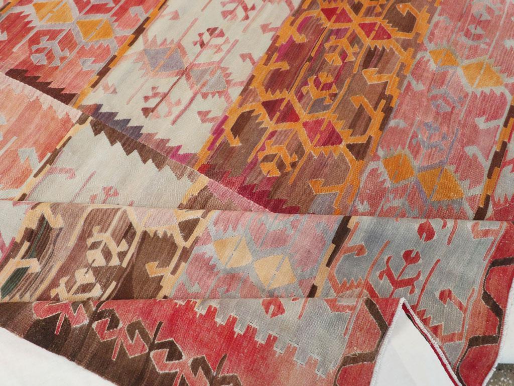 Alfombra Kilim turca de tejido plano de mediados del siglo XX, tamaño habitación en venta 1