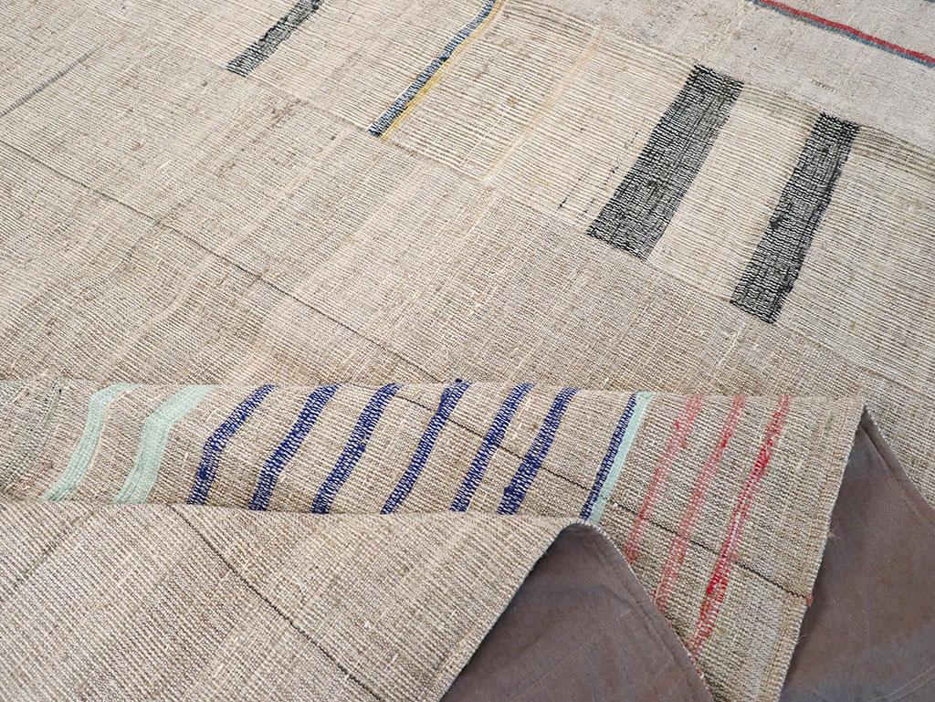 Lana Tappeto Kilim turco a trama piatta della metà del 20° secolo, di dimensioni pari a una stanza in vendita