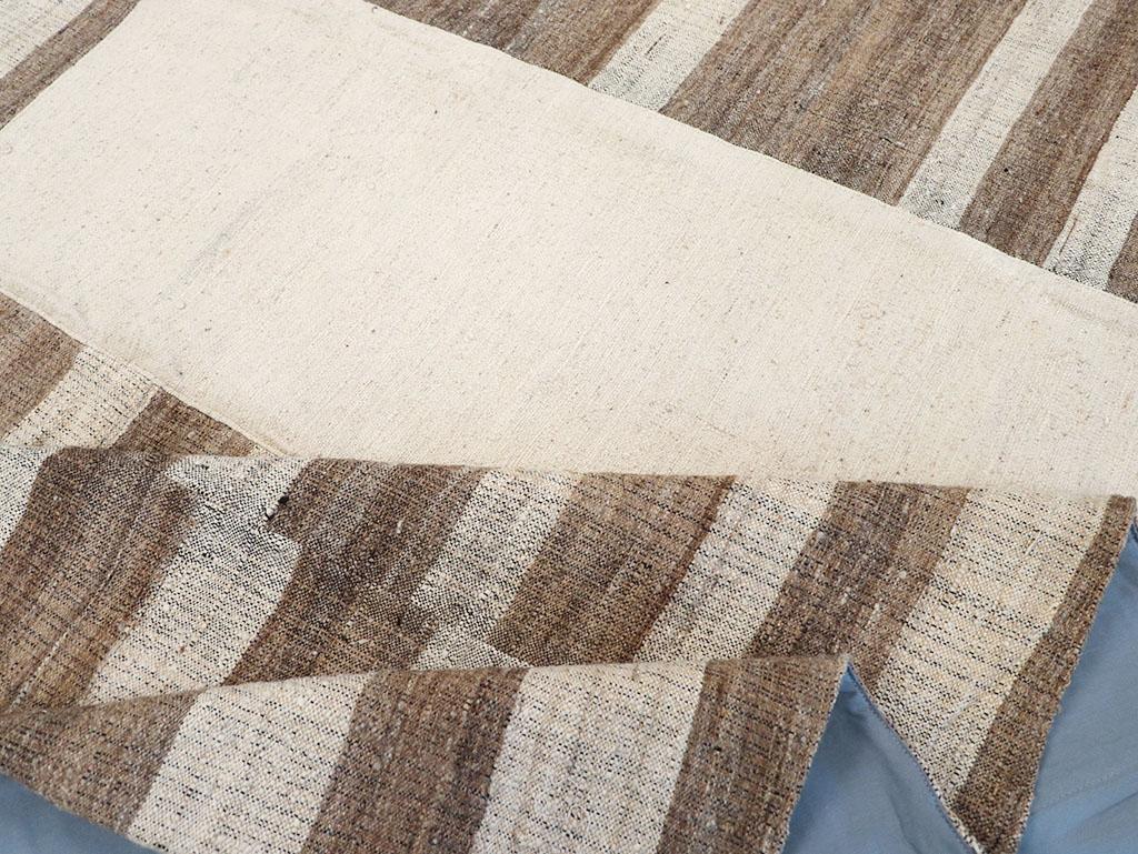 Lana Tappeto Kilim turco a trama piatta della metà del 20° secolo, di dimensioni pari a una stanza in vendita