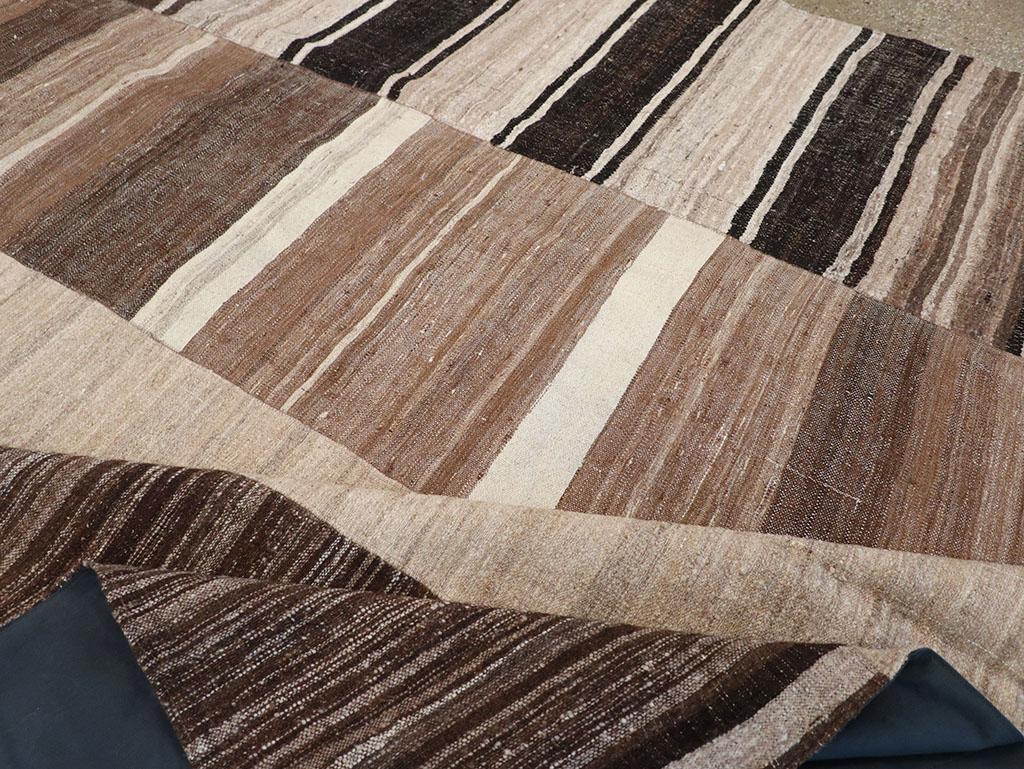 Mitte des 20. Jahrhunderts Türkischer Flachgewebe-Kilim Teppich in Raumgröße im Angebot 1