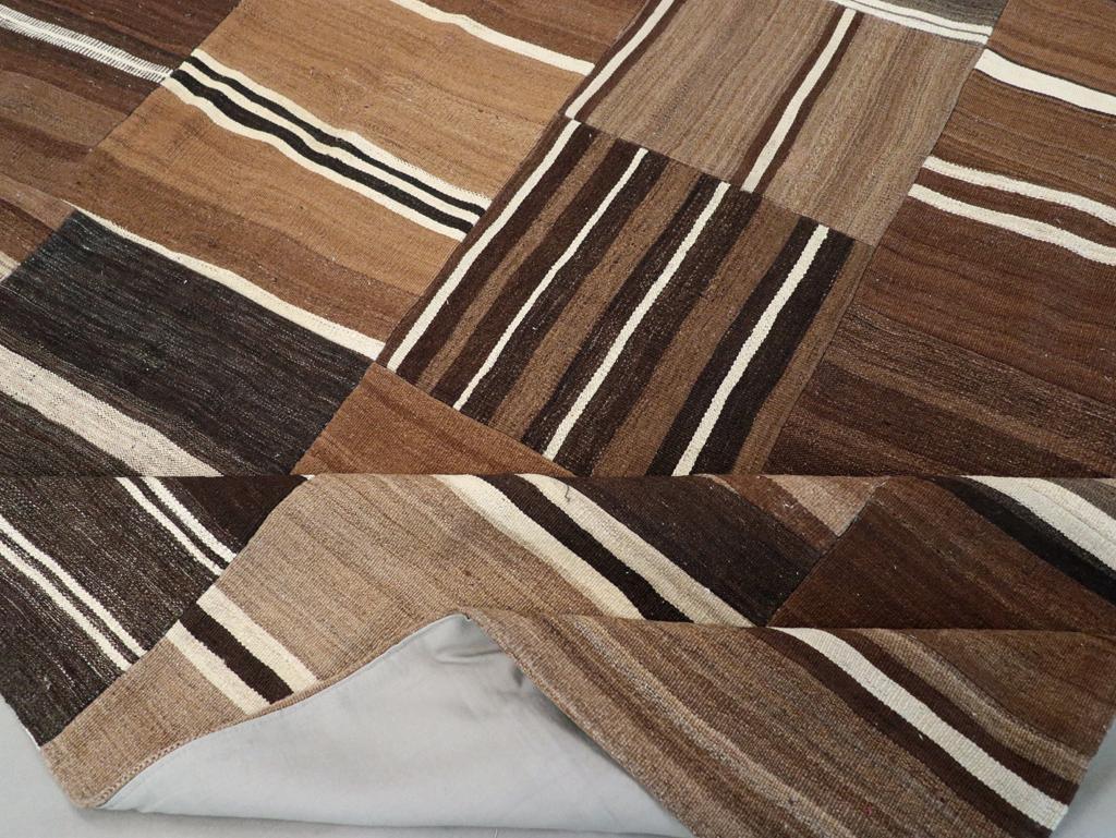 Lana Tappeto Kilim turco a trama piatta della metà del 20° secolo, di dimensioni pari a una stanza in vendita