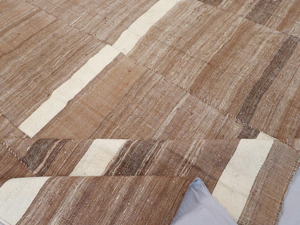 Lana Tappeto Kilim turco a trama piatta della metà del 20° secolo, di dimensioni pari a una stanza in vendita