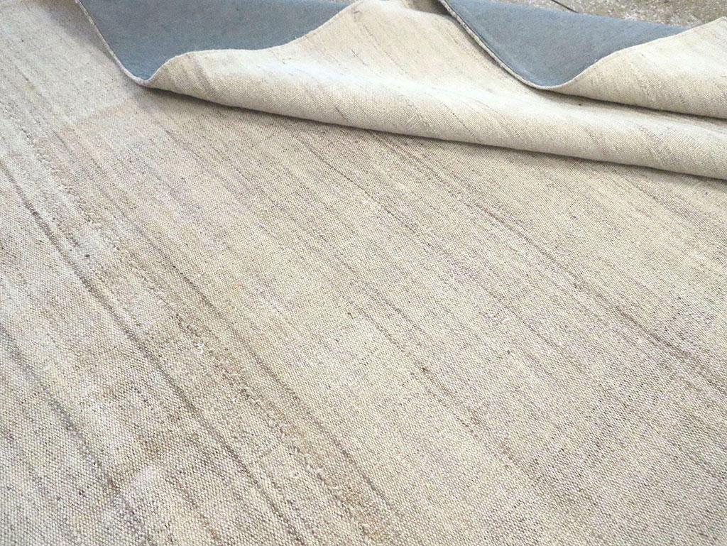 Lana Tappeto Kilim turco a trama piatta della metà del 20° secolo, di dimensioni pari a una stanza in vendita