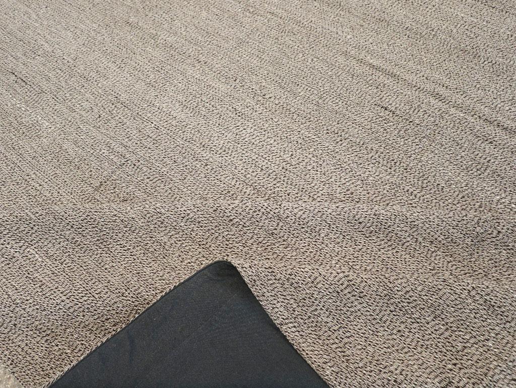 Lana Tappeto Kilim turco a trama piatta della metà del 20° secolo, di dimensioni pari a una stanza in vendita