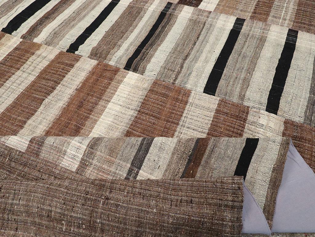 Lana Tappeto Kilim turco a trama piatta della metà del 20° secolo, di dimensioni pari a una stanza in vendita