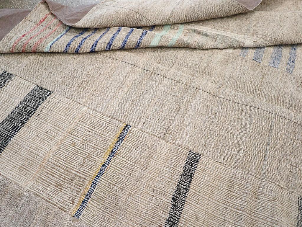 Tappeto Kilim turco a trama piatta della metà del 20° secolo, di dimensioni pari a una stanza in vendita 1