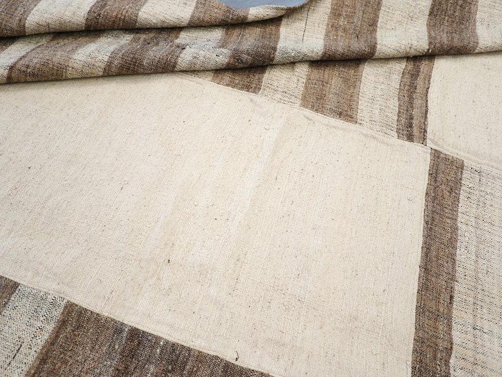 Tappeto Kilim turco a trama piatta della metà del 20° secolo, di dimensioni pari a una stanza in vendita 1