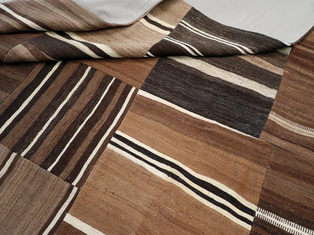 Tappeto Kilim turco a trama piatta della metà del 20° secolo, di dimensioni pari a una stanza in vendita 1