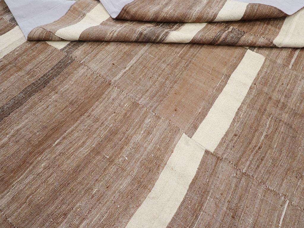 Tappeto Kilim turco a trama piatta della metà del 20° secolo, di dimensioni pari a una stanza in vendita 1