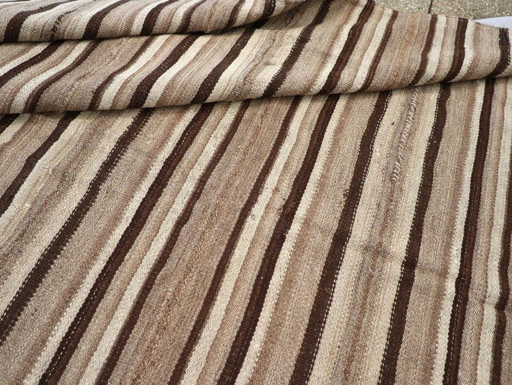 Tappeto Kilim turco a trama piatta della metà del 20° secolo, di dimensioni pari a una stanza in vendita 1