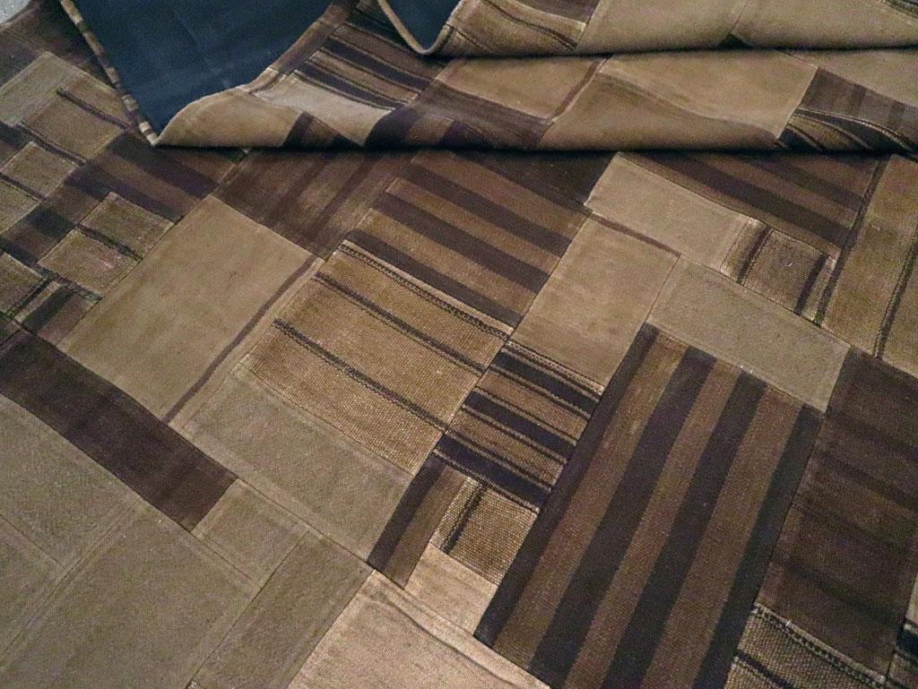 Tappeto Kilim turco a trama piatta della metà del 20° secolo, di dimensioni pari a una stanza in vendita 1