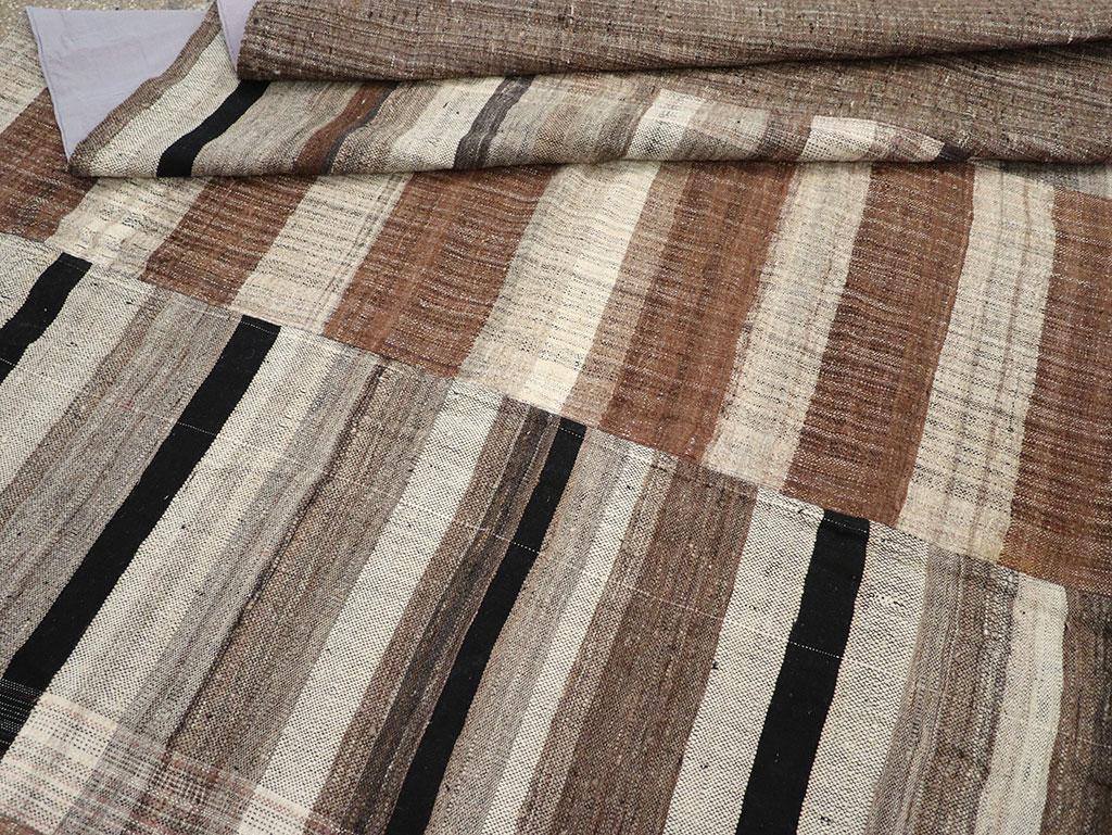 Tappeto Kilim turco a trama piatta della metà del 20° secolo, di dimensioni pari a una stanza in vendita 1