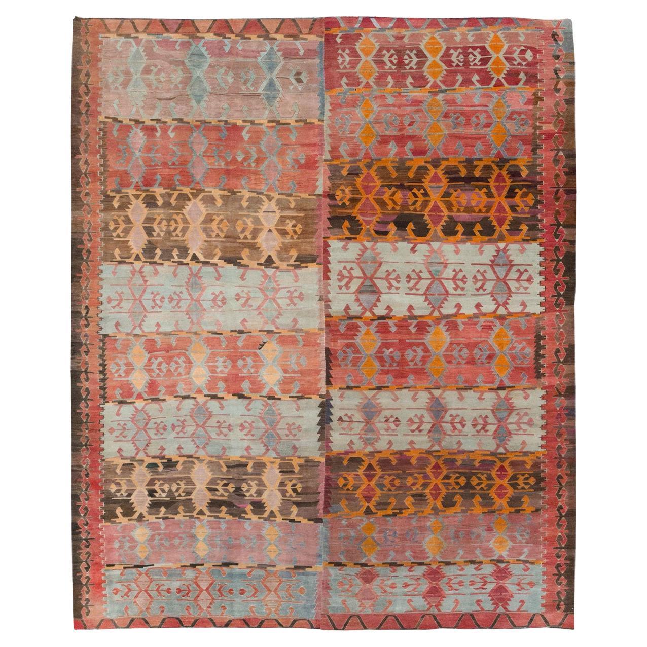 Alfombra Kilim turca de tejido plano de mediados del siglo XX, tamaño habitación en venta